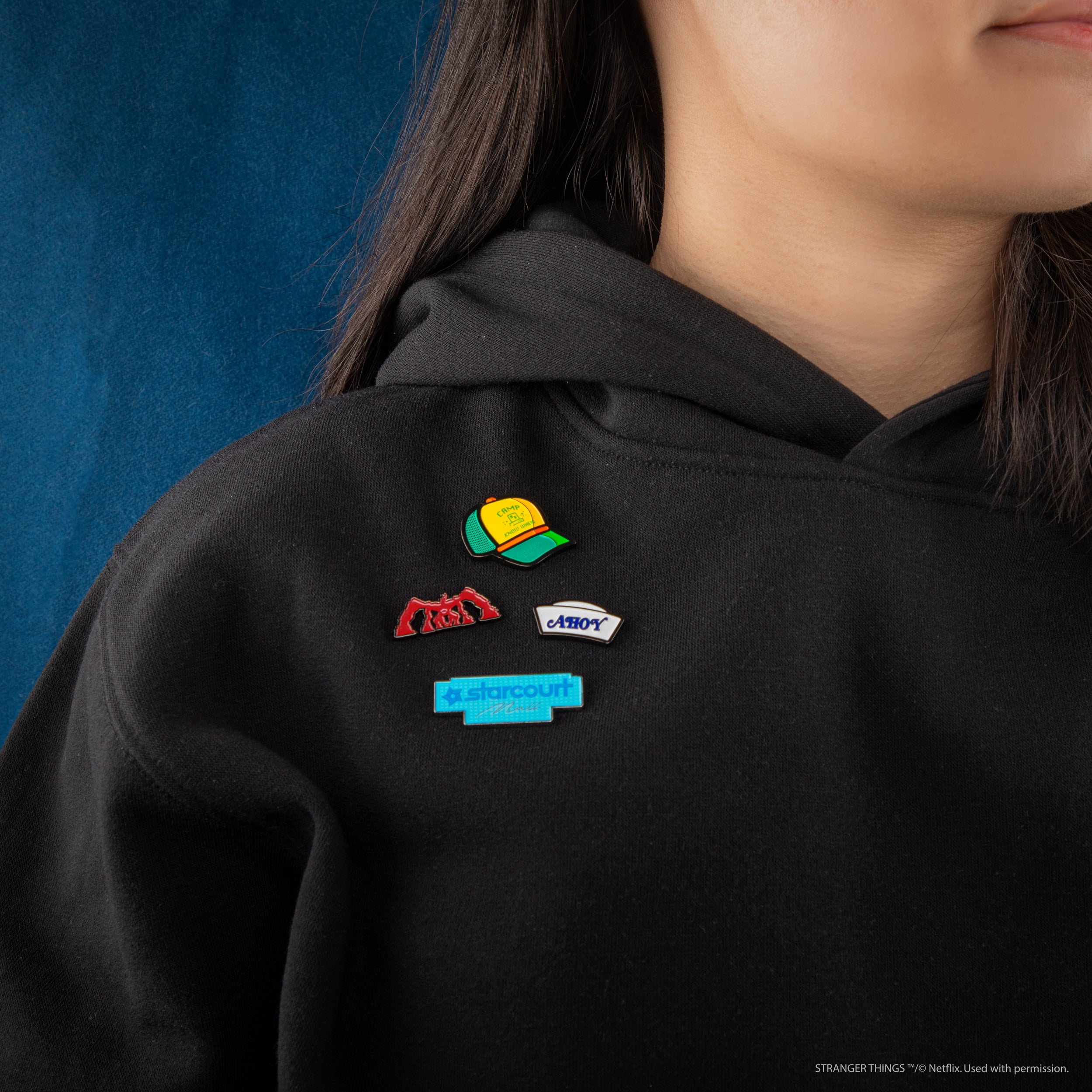 Stranger Things Pin Set Set de 4 Pin's Stranger Things Saison 3 | Cinereplicas – Cinereplicas ...